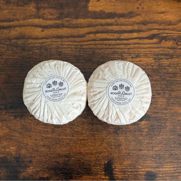 Roger & Gallet Paris Only 2 Tea Rose Savons Parfume Soaps 3.5oz Each - Picture 1 of 4